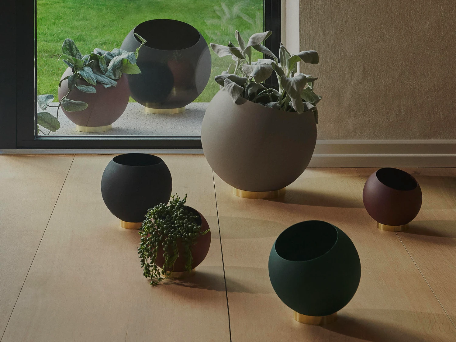 AYTM Globe Flower Pot Ø 37cm Matt 5 AYTM Globe Flower Pot Ø 37cm Matt - Image 3