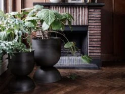 Ferm LIVING Hourglass Pot - Black 21 Ferm LIVING Hourglass Pot - Black -Outdoor Furniture hourglass pot famly ferm living indoor 1