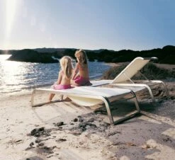 L3 Stackable Sun Lounger -Outdoor Furniture l3 lettino con tavolino ambiente 2 coro